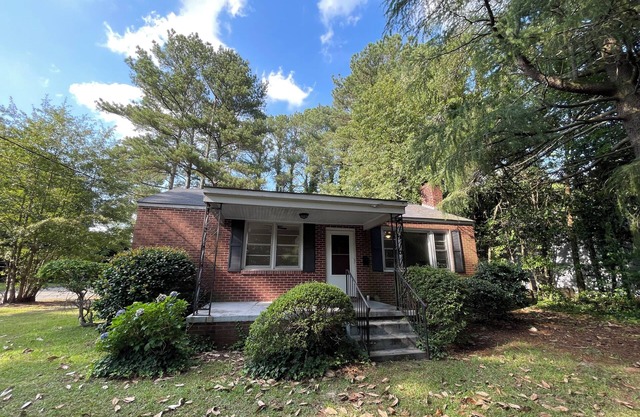 Palm Cottage - Centrally Located Brick Home on Quiet Street