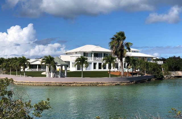 Palm Point Loft - Private two bed+ two bath on the canal IG@PalmPointTCI