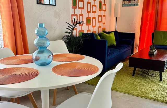 Palm Springs Desert Dream, updated 1 BR condo, comfortable, retro-feel appeal