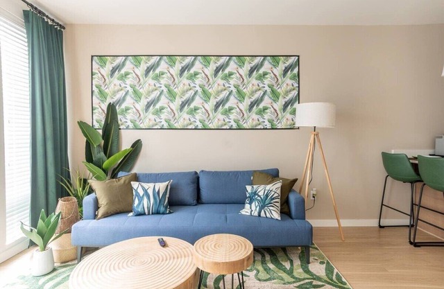 Palm Theme/King Bed/Paid Garage/55" 4K Smart TV