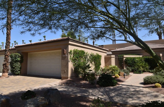 Palm Valley, beautifully remodeled 2b 2ba Condo w/golf cart on 6th fairway,