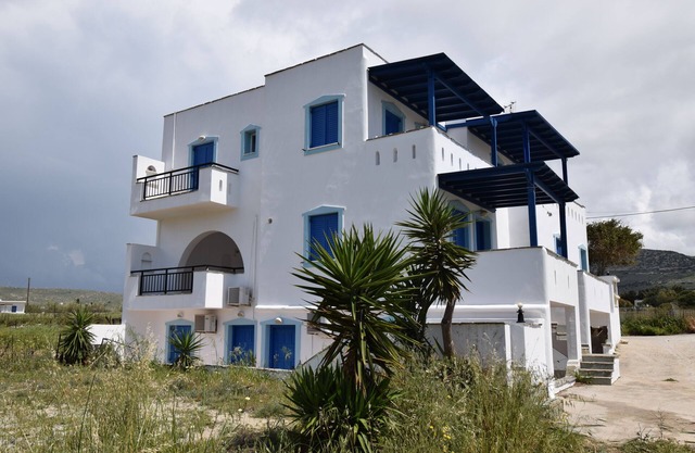 PALMOS spacious, SELF CATERING apartment near 3 natural beaches of Naxos