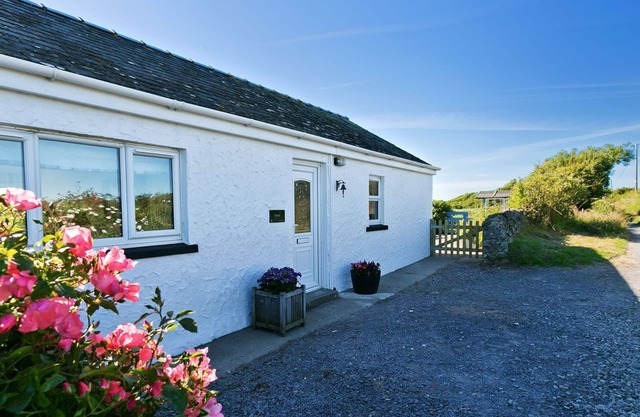 Pandy Aberffraw - a dog that sleeps 4 guests in 2 bedrooms