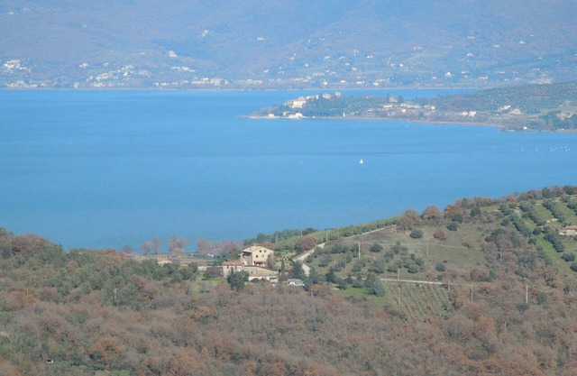 Panicale - Apartment in old farmhouse, quiet countryside, pool, lake views.