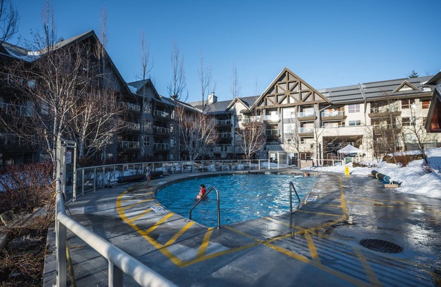 ❄︎Panorama Suite ❄︎Luxe Ski in/out 1 BR - 3 Hot Tubs & Pool | The Aspens