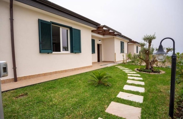 Panoramic and modern villa with garden, comfort and relaxation close to the sea
