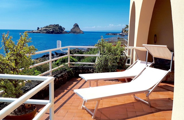 Panoramic apartment on the sea