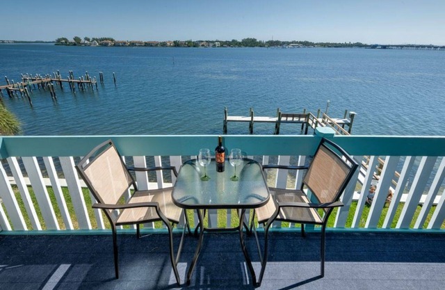 Panoramic bay views! 3-minute walk to beach!