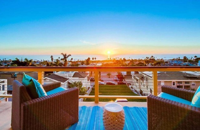 Panoramic Ocean Views * Walk to Beach * AC