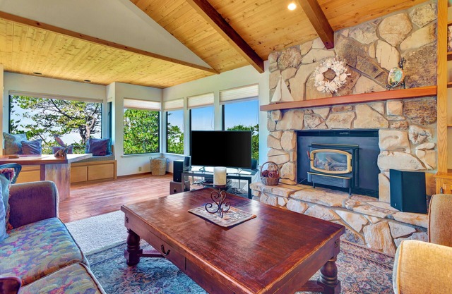 Panoramic Ocean View Retreat in Cambria 3 bedrooms 3 baths