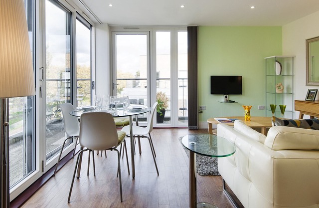 Panoramic Victoria Park Home close to Stratford by UnderTheDoormat