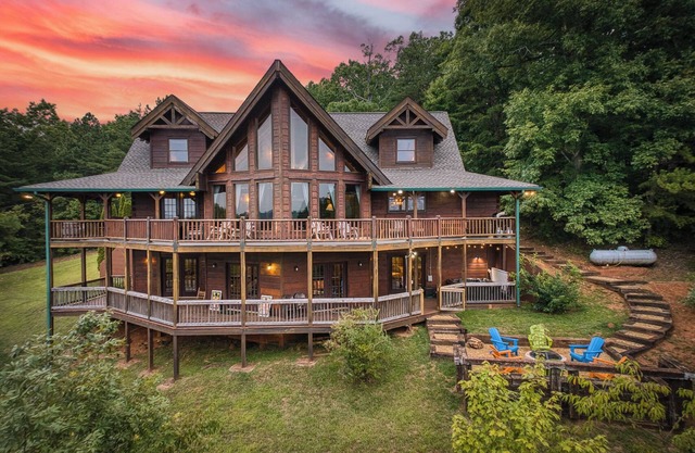 Panoramic Views~ Jacuzzi ~ Game Room ~ Firepit Table ~ Big Kitchen ~SkyHighLodge