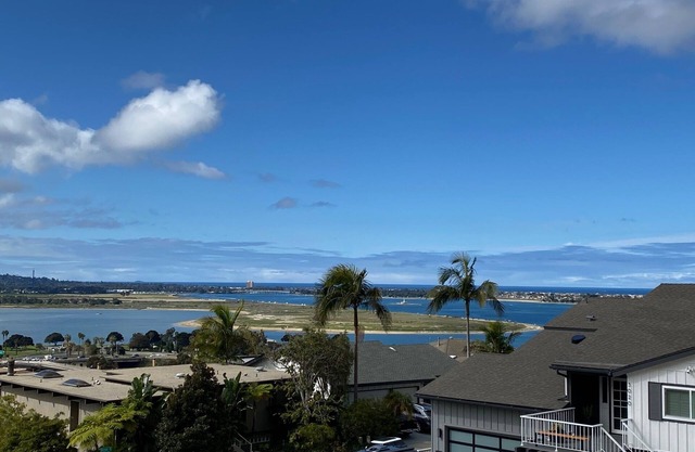 Panoramic views of Mission Bay - now with AC, Jacuzzi & updated master bath