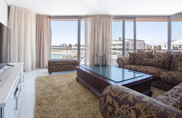 Panoramic Views with Balcony, Beach and Bar Access