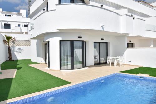 PANORAMISCH modern vakantiehuis in Finestrat bij Benidorm met 3 slaapkamers, gelegen op de 1ste lijn met privézwembad en omheinde privétuin, zicht op zee, de bergen met 'Kilómetro Vertical del Puig Campana' en op de skyline van Benidorm City en Finestrat