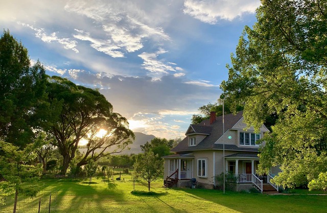 Paonia Victorian Farmhouse - Country Setting, Walk to Town.