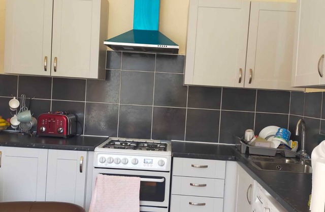 Paradise Apartment- Female Only