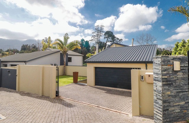 Paradise at home spacious 3-bedroom house with swimming pool in George