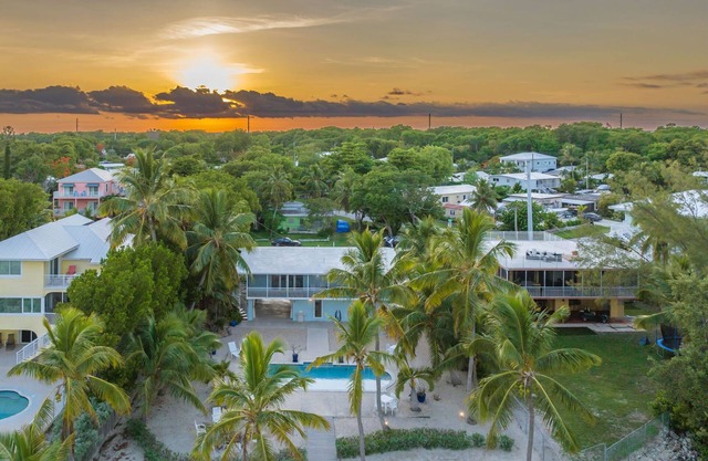 Paradise Found! Oceanfront, Sparkling Pool & Private Sandy Beach