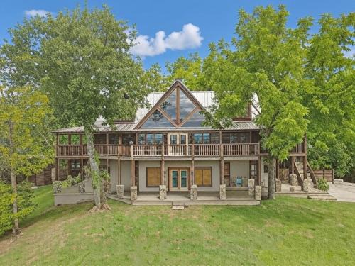 Paradise Glenn, Huge Cabin, Hot Tub, Game Room, 560 FREE tickets each paid day!