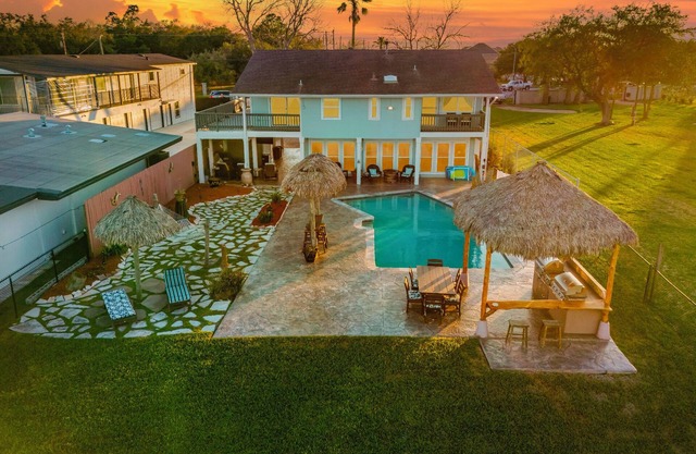 Paradise HomenSpacious 5-bedroom house sleeping 14 ,WiFi in lovely Bacliff.