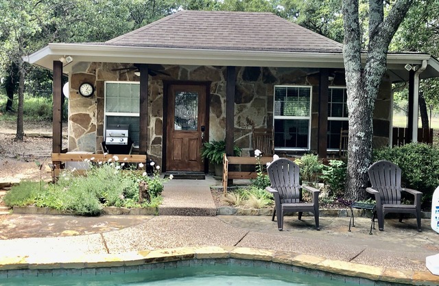 Paradise in the country. Guest house with pool. Pet friendly. No cleaning fees.