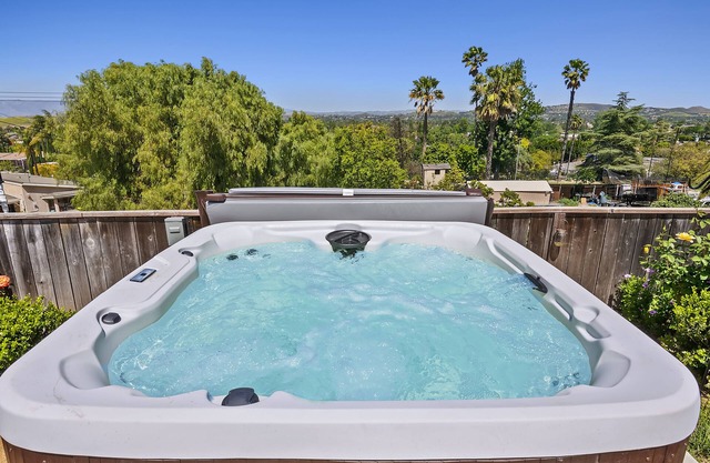 Paradise Park w Fire Pit, Hot Tub, Mini Golf and Game Room