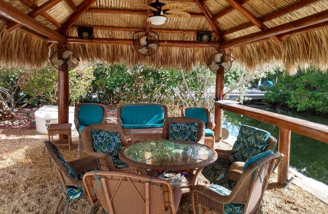 Paradise Place with Tiki Hut, Boats, Kayaks, Paddleboards, Canoe, Bicycles