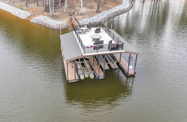 Paradise Point on Lake Lanier - large home w/private dock, games, private cove