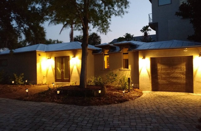 Paradise pool home nestled in private neighborhood-BOOK NOW FOR WINTER!