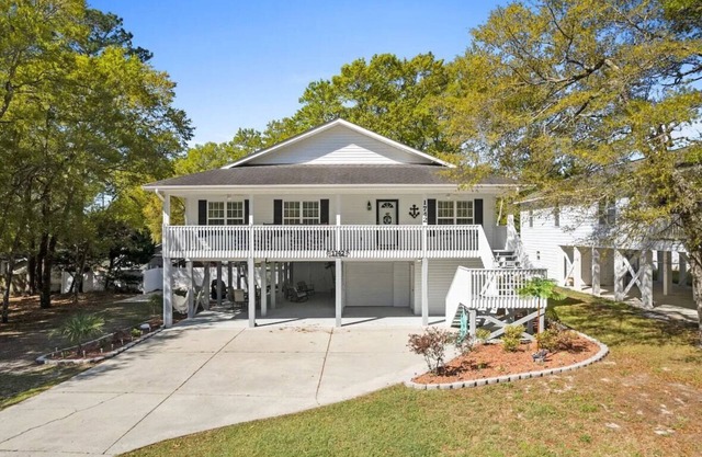 Paradise Retreat - close to Sunset Beach, Hot Tub, Dock