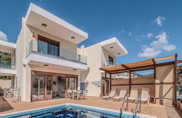 Paris Villa in Palaiokastro near the beach and taverns