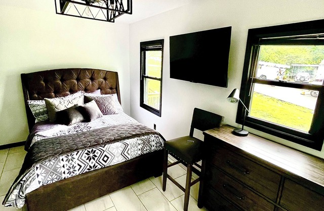 Park 6 Trucks, Hot Tub,sleep 7, 2miles to ASPU/FM Arena/Food, 9miles to post,pet