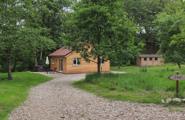 PARK BROOK DELL, romantic, country holiday cottage in Scorton