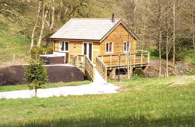 PARK BROOK RETREAT, romantic, with hot tub in Scorton