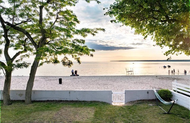 Park Combo | 6BR Waterfront | with Hot tub Sleeps 19!