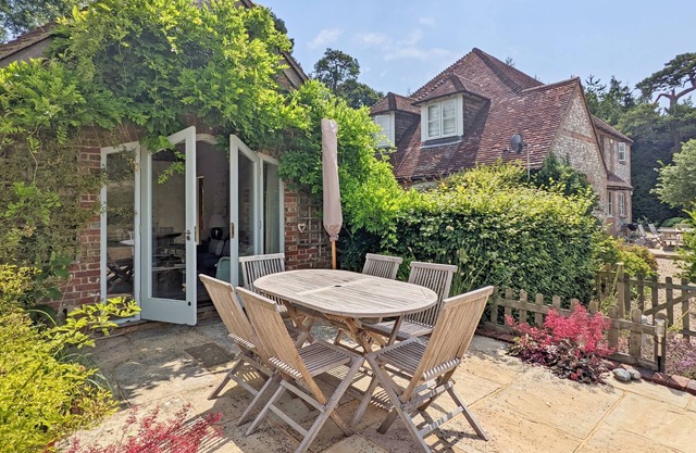 Park Cottage, Bordean - sleeps 3 guests in 2 bedrooms