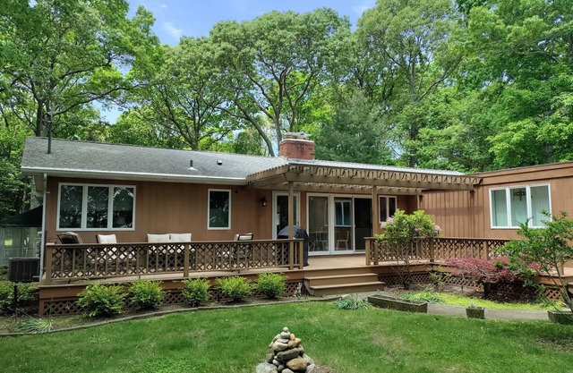 Park-like setting, private lane, walk to beach, close to town. Boats welcome.