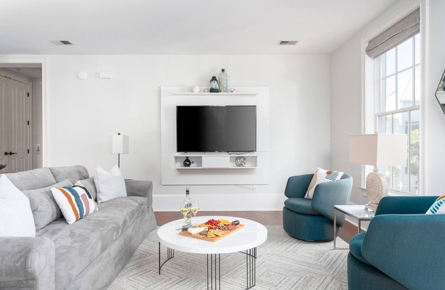 Park-View Light-Filled Condo + Elevator + Parking