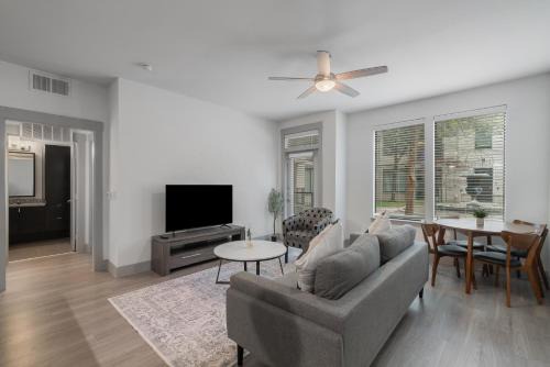 Park West 132 1br Apartment, Pool, Gym, Parking