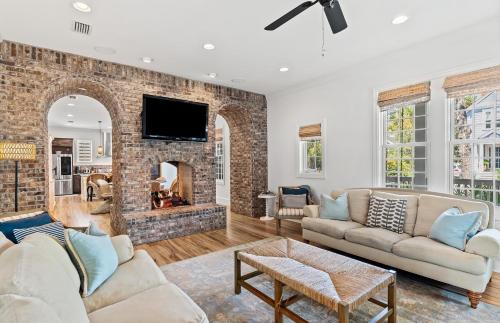 Parker by AvantStay Radiant Home w Stunning Design Close to Beach
