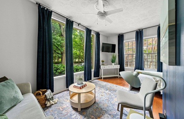 Parkfront Edge – NEW! Chic Studio in Piedmont