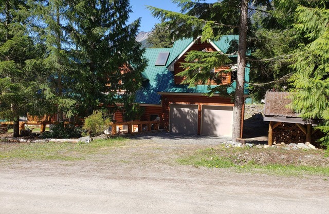 Parkhill Chalet Rental @ Sunshine Valley, BC