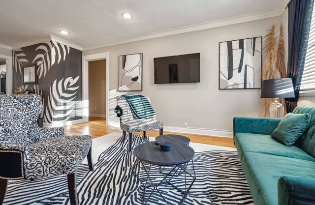 *Parkside KING SUITE in Midtown with FREE parking*