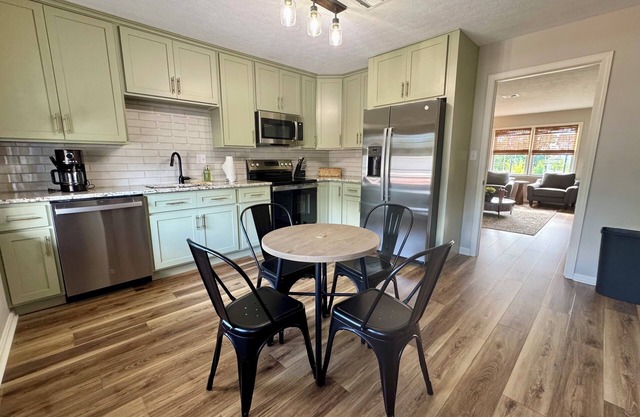 Parkside On Main. nDowntown Bardstown.n2 KING BEDS. nWALK TO EVERYTHING!