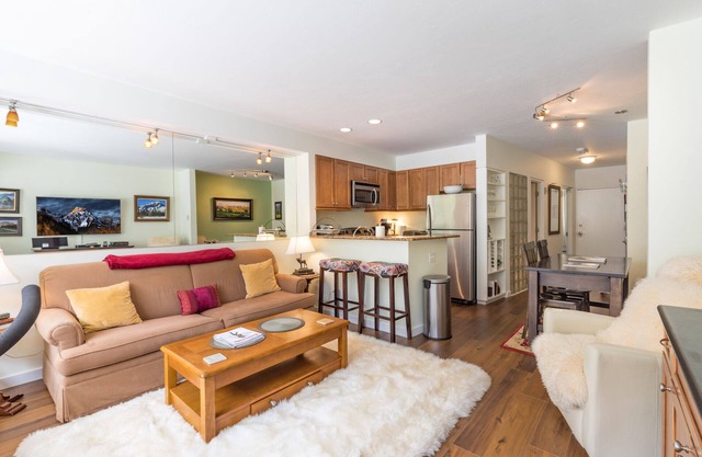 Parkside Place: 1 bdrm w/hot tub & epic views!