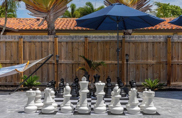 Parrot Paradise Retreat Pool Giant Chess