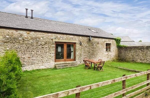 PARSLEY COTTAGE, pet friendly, with open fire in Lancaster