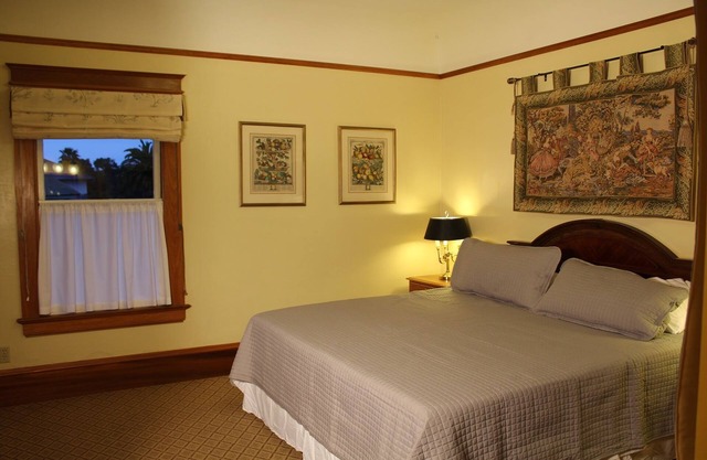 PARTIAL OCEAN VIEW - WALK TO OCEAN - KING BEDROOM