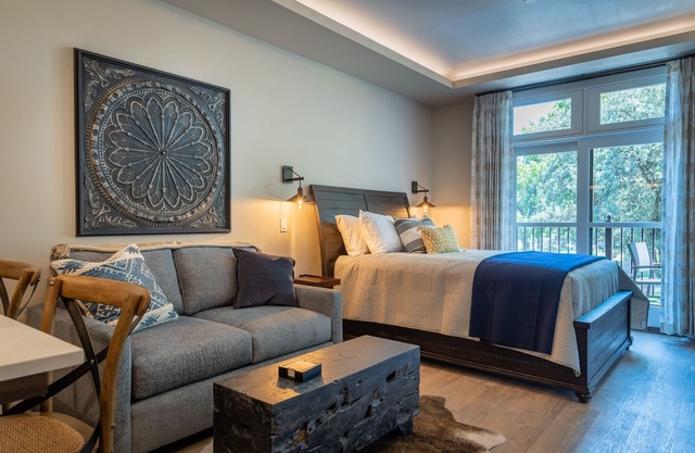 Paso Park Suite 203-Downtown Paso Robles Park-Side Suite with Balcony!